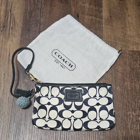 Coach Handbags - Coach Wristlet